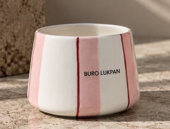 Белая пиала с розовыми полосами: предметная фотография BURO LUKPAN