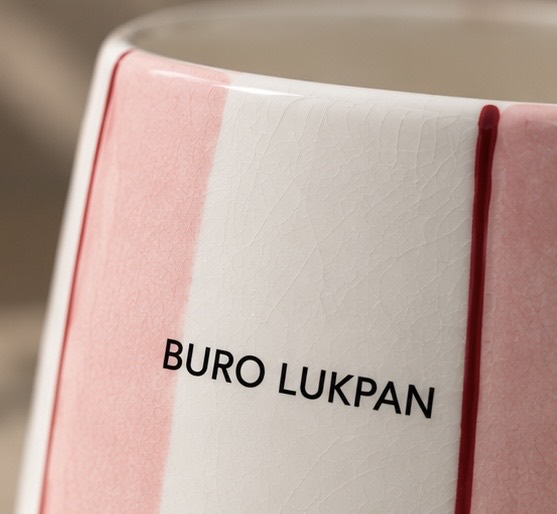 Деталь глазури и полосатого рисунка на пиале: предметная фотография BURO LUKPAN